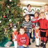 Ayude a Adornar el Arbol Navideño en Community Savings Bank