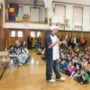 Roberto Garza, de los Chicago Bears se Reúne con Estudiantes de Berwyn