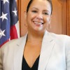 La Senadora Martínez Termina la Obligación de Revelar el VIH/SIDA en las Escuelas