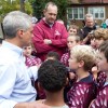 Emanuel Visita la Construcción del Futuro Campo de Juego de Chicago Plays!