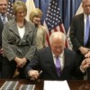 El Gobernador Quinn Firma Nueva Ley de Pensiones