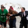El Alcalde Rahm Emanuel y Jimmy Fallon Saltaron al Lago Michigan a Beneficio de los Olímpicos Especiales