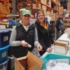 Empleados de Marquette Bank Preparan Paquetes de Regalo para Niños Necesitados