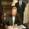 El Gobernador Rauner Firma Proyecto para Mejorar la Brecha de Logros
