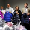 El Hospital Westlake Ayuda a Familias del Distrito 89 a Lidiar con el Comienzo del Invierno