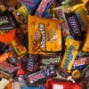 Un Bocado Mounstro de Azúcar Espera a los Trick-or-Treaters