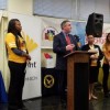 Estudiantes en Youth Connection Charter School Reciben Smartphones Gratis