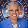 La Presidente Preckwinkle y Comisionados Develan Silla para Honrar y Reconocer a los Prisioneros de Guerra Estadounidenses y a los Perdidos en Acción