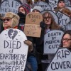 Constituyentes Protestan el TrumpCare en Chicago con Manifestación y una Cartelera Móvil