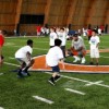 Los ‘Rookies’ de los Chicago Bears Practican con los Chicos de la Comunidad