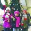 Los Niños Ayudan a Decorar el Arbol Navideño de Community Savings Bank