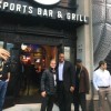 Frank Thomas Preside la Apertura de 35 Sports Bar & Grill en Cermak Rd.