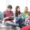 Los Adolescentes Publican en Línea para Aparecer Interesantes, Populares y Atractivos