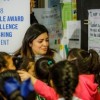 Maestra de La Villita Recibe el Premio Golden Apple