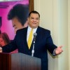 Sandoval reconocido como campeón de la educación superior por el Sistema de la Universidad de Illinois