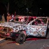 Artista de Renombre Trae a Chicago una Instalación de Arte de Coches Repletos de Armas para Destacar el Problema de la Violencia con Armas de Fuego