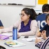 Emprendedora latina haciendo una diferencia en la comunidad a través de la educación