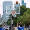 Cientos de Jóvenes Toman Columbus Drive para el Evento Hoops in the Hood