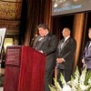 El Gob. Pritzker Recibe el Premio Agente de Cambio de Casa Central