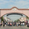 Arco histórico de Little Village Presenta Pancartas BLM