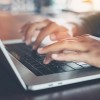 La Administración Pritzker Otorga Más de $80M a las Escuelas para Cerrar la División Digital