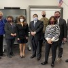 Pritzker Recorre Centro de Vacunación en la Secundaria Morton East
