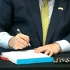El Gobernador Pritzker Firma un Paquete de Legislación que Promueve los Derechos LGBTQ+