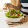 Funcionarios de Salud Pública Advierten Sobre un Brote de Salmonela Relacionado con la Ensalada Sunny Crunch