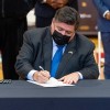 El Gobernador Pritzker Firma una Ley Agregando Salvaguardas para Proteger a los Estudiantes Contra el Abuso Sexual