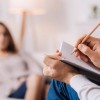 El Centro de Recursos Comunitarios de la Oficina del Sheriff Sirve de Puente para Conectar a los Adolescentes con los Servicios de Salud Mental