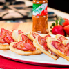 Comparte el sabor con tus seres queridos este San Valentín con esta receta de corazones de fresas, miel y Tajín.