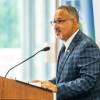 El Secretario de Educación de EE.UU., Miguel Cárdona, Anuncia Gira de Regreso a Clases en Autobús