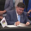 El Gobernador Pritzker Firma Proyectos de Ley Sobre Seguridad de Armas
