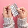 El Gob. Pritzker Firma un Proyecto Histórico Garantizando el Acceso en el Campus a Medicamentos para el Aborto y la Anticoncepción