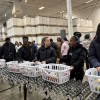 Voluntarios preparan 1200 canastas de comida para la 17.ª colecta anual de canastas de Acción de Gracias de Lou Malnati.