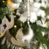 La Tesorera Pappas da la Bienvenida a los Visitantes a la Exposición “Árboles de Navidad de Todo el Mundo”