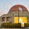 Entra al Verano en la Sesión de Yoga del Solsticio del Planetario Adler.