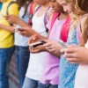 El Gob. Pritzker Firma la Prohibición de Teléfonos Celulares en las Escuelas Públicas de Illinois