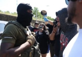 Presencia de Agentes de ICE en McKinley Park Lleva Manifestantes a las Calles