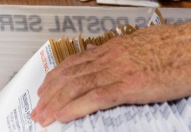 El Fiscal General Raoul Obtiene Orden que Bloquea Temporalmente la Norma del Servicio Postal de los E.U. Sobre el Voto por Correo
