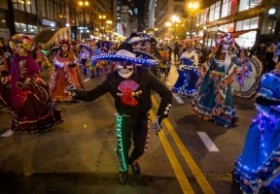 El Desfile Anual de Halloween “Arts in the Dark” se Ttraslada a Columbus Drive