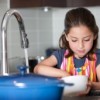 El Lavar los Platos a Mano ¿Puede Ayudar a Prevenir Alergias en los Niños?