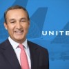 El CEO de United Airlines Oscar Muñoz Acepta Reunirse con Trabajadores del Aeropuerto para Discutir los Bajos Estándares para Trabajadores y Pasajeros