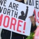 Los Salarios de los Trabajadores de Comida Rápida Rezagados en la Oficina de Chicago de Rauner tras el Veto a $15/Hora para 2.3 Millones de Trabajadores de Illinois