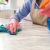 Las Mujeres que Limpian en Casa y Hacen Trabajo de Limpieza en el Trabajo Enfrentan Desgaste Pulmonar