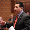 Sandoval vota a favor de las víctimas de violencia doméstica
