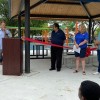 El Comisionado Frank J. Aguilar se Une a los Funcionarios de Brookfield para la Ceremonia de Corte de Cinta en el Parque Candy Cane