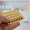 El fiscal general Raoul insta a la FDA a aprobar la primera píldora anticonceptiva de venta libre en el país