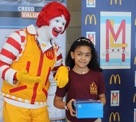 Los Propietarios/Operadores de McDonald’s y la Fundación GSF Donan Calzado Deportivo a Niños Necesitados